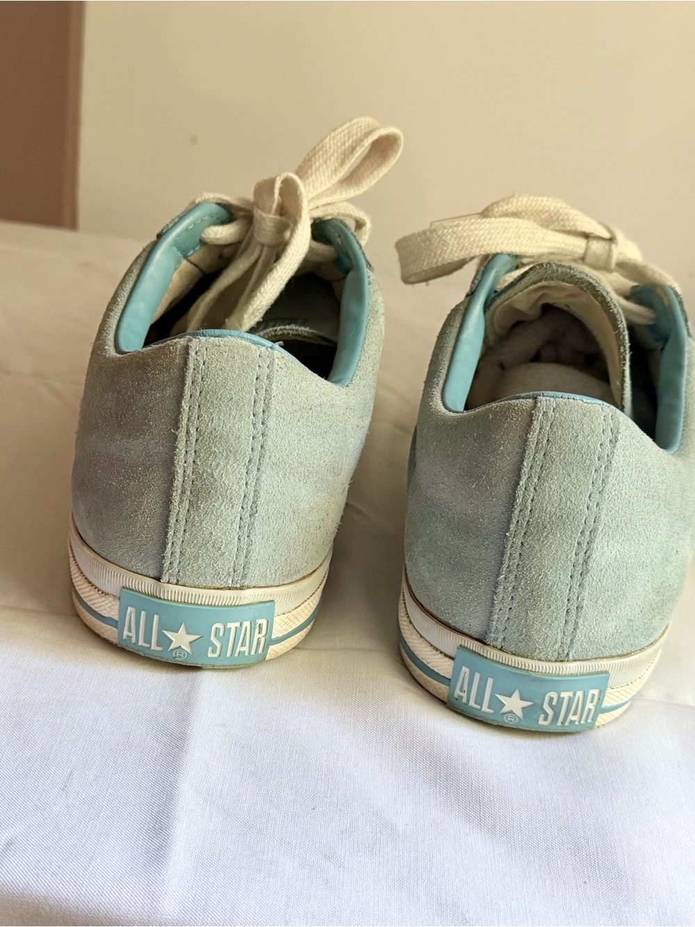 Converse Women’s AllStar Suede Sneakers in Pale Blue and Cream Size 8 - Picture 3 of 5
